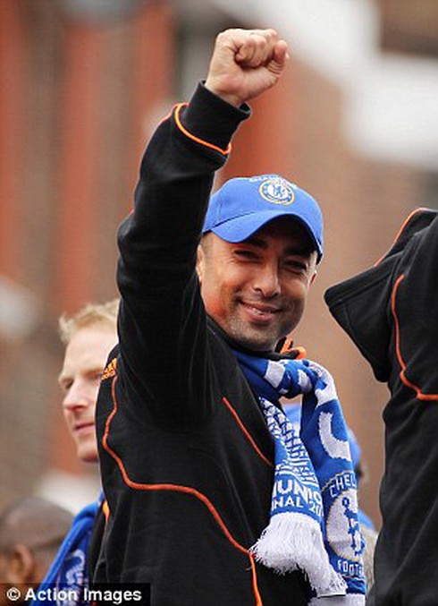 Hàng ngàn CĐV chào đón Chelsea mang Cup về London