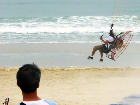 Mướt mồ hôi với những chiếc dù bay bướng bỉnh