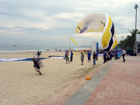 Mướt mồ hôi với những chiếc dù bay bướng bỉnh