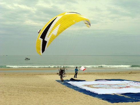 Mướt mồ hôi với những chiếc dù bay bướng bỉnh