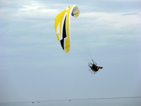 Mướt mồ hôi với những chiếc dù bay bướng bỉnh