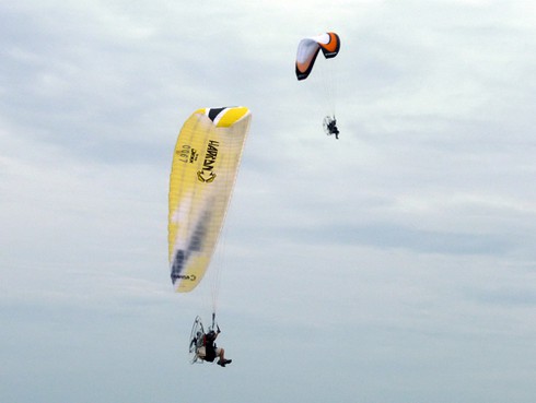 Mướt mồ hôi với những chiếc dù bay bướng bỉnh