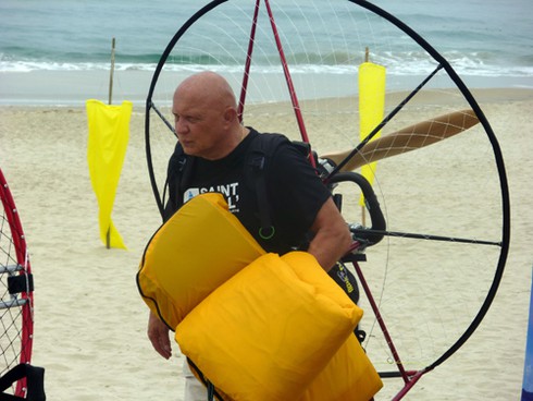 Mướt mồ hôi với những chiếc dù bay bướng bỉnh