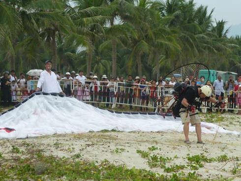 Mướt mồ hôi với những chiếc dù bay bướng bỉnh