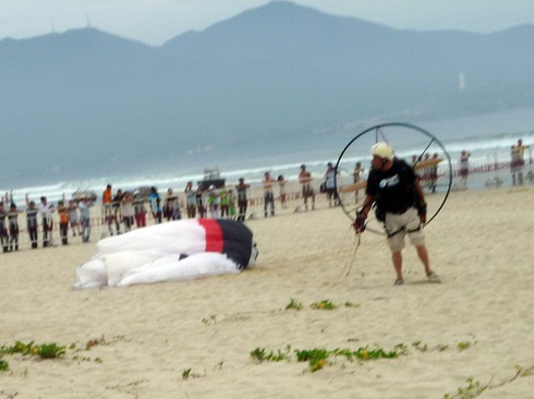 Mướt mồ hôi với những chiếc dù bay bướng bỉnh