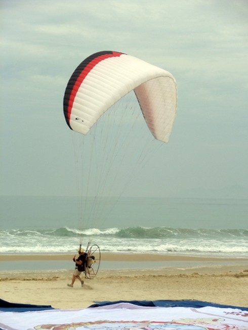 Mướt mồ hôi với những chiếc dù bay bướng bỉnh