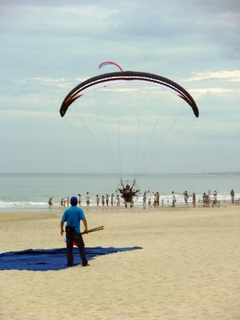 Mướt mồ hôi với những chiếc dù bay bướng bỉnh