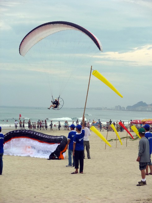 Mướt mồ hôi với những chiếc dù bay bướng bỉnh