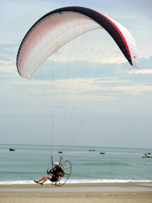 Mướt mồ hôi với những chiếc dù bay bướng bỉnh