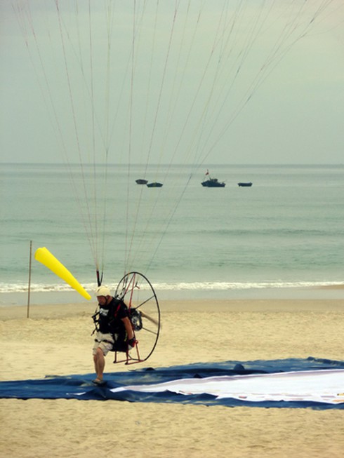 Mướt mồ hôi với những chiếc dù bay bướng bỉnh