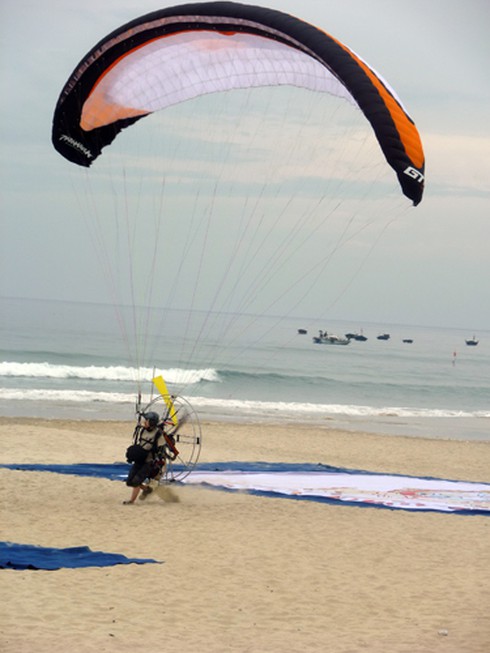 Mướt mồ hôi với những chiếc dù bay bướng bỉnh