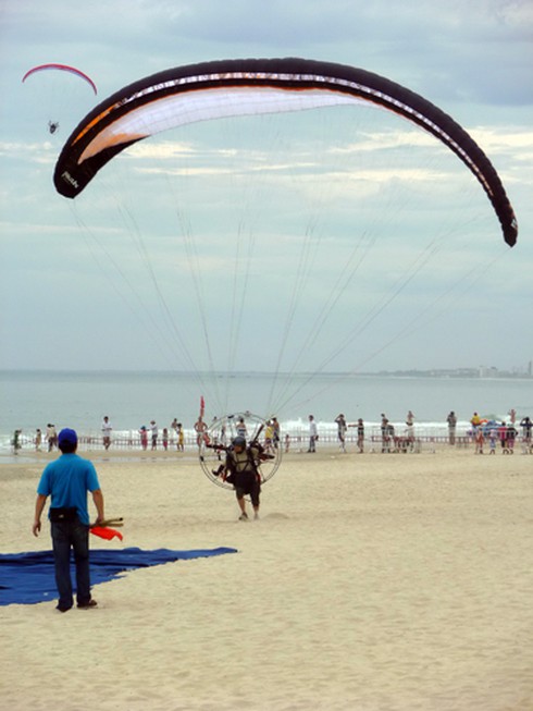 Mướt mồ hôi với những chiếc dù bay bướng bỉnh