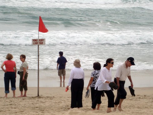 Tắm biển đêm, du khách nước ngoài bị sóng cuốn