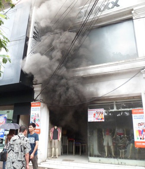 Cận cảnh đám cháy tại cửa hàng thời trang 19 Chùa Bộc