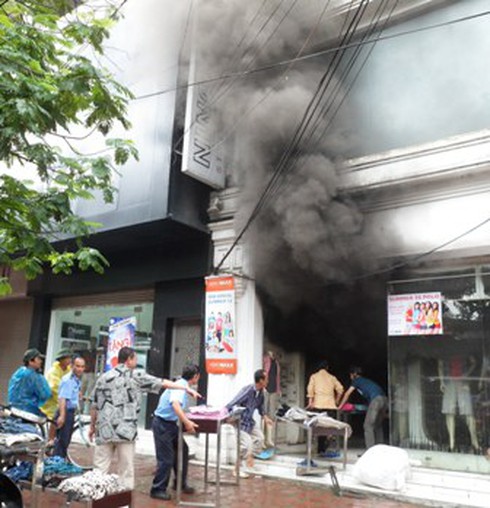 Cận cảnh đám cháy tại cửa hàng thời trang 19 Chùa Bộc