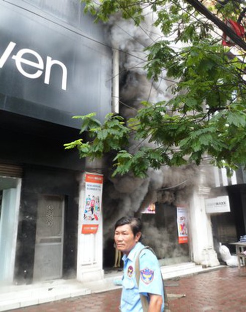 Cận cảnh đám cháy tại cửa hàng thời trang 19 Chùa Bộc