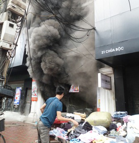 Cận cảnh đám cháy tại cửa hàng thời trang 19 Chùa Bộc