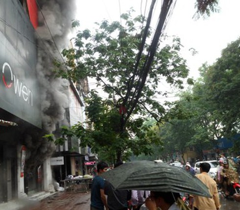 Cận cảnh đám cháy tại cửa hàng thời trang 19 Chùa Bộc