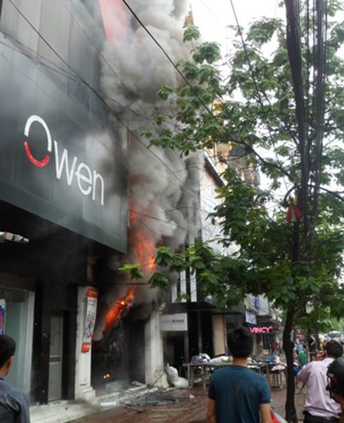 Cận cảnh đám cháy tại cửa hàng thời trang 19 Chùa Bộc