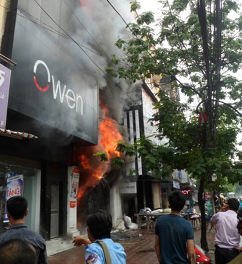 Cận cảnh đám cháy tại cửa hàng thời trang 19 Chùa Bộc