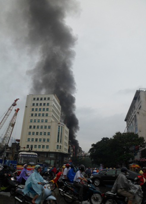 Cận cảnh đám cháy tại cửa hàng thời trang 19 Chùa Bộc