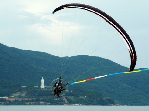 Thán phục với màn biểu diễn dù bay cặp đôi!