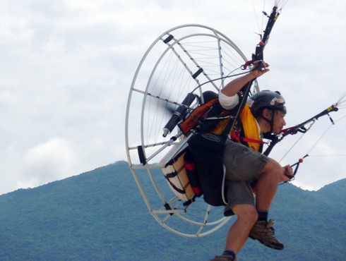 Thán phục với màn biểu diễn dù bay cặp đôi!