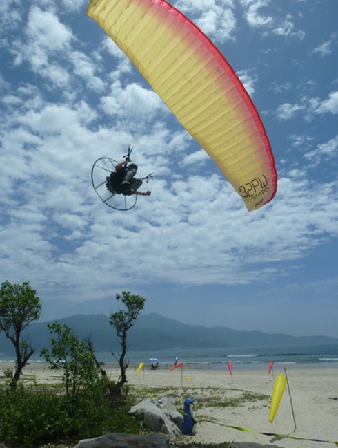 Thán phục với màn biểu diễn dù bay cặp đôi!