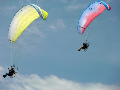 Thán phục với màn biểu diễn dù bay cặp đôi!