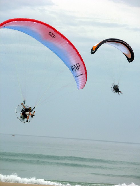 Thán phục với màn biểu diễn dù bay cặp đôi!