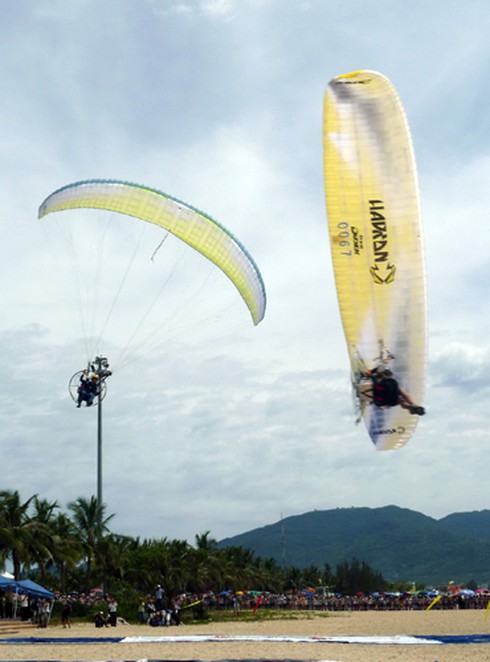 Thán phục với màn biểu diễn dù bay cặp đôi!