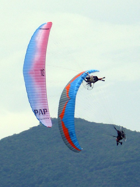 Thán phục với màn biểu diễn dù bay cặp đôi!