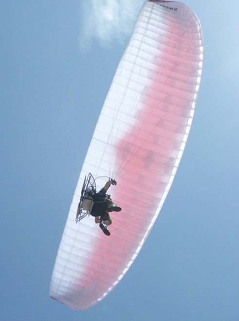 Thán phục với màn biểu diễn dù bay cặp đôi!