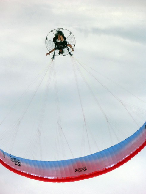 Thán phục với màn biểu diễn dù bay cặp đôi!