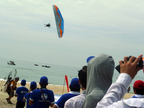 Thán phục với màn biểu diễn dù bay cặp đôi!