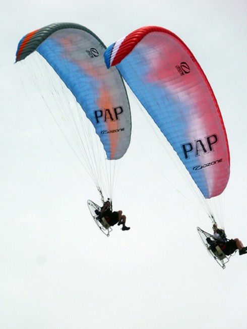 Thán phục với màn biểu diễn dù bay cặp đôi!