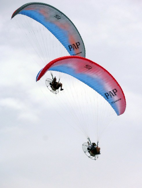 Thán phục với màn biểu diễn dù bay cặp đôi!