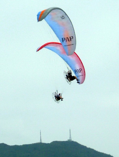 Thán phục với màn biểu diễn dù bay cặp đôi!