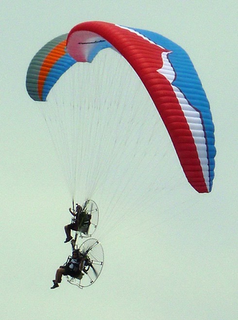 Thán phục với màn biểu diễn dù bay cặp đôi!