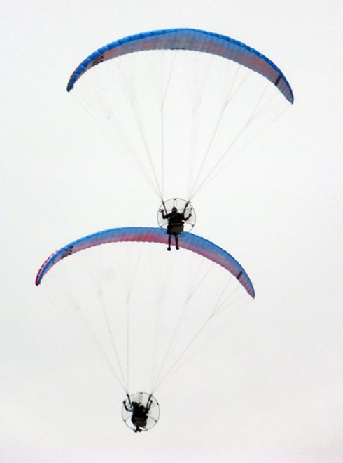 Thán phục với màn biểu diễn dù bay cặp đôi!