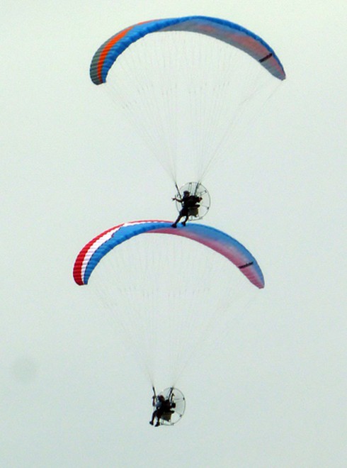 Thán phục với màn biểu diễn dù bay cặp đôi!