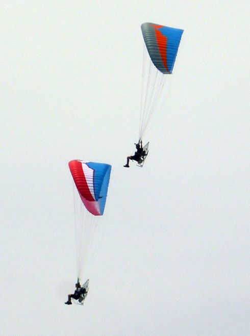 Thán phục với màn biểu diễn dù bay cặp đôi!