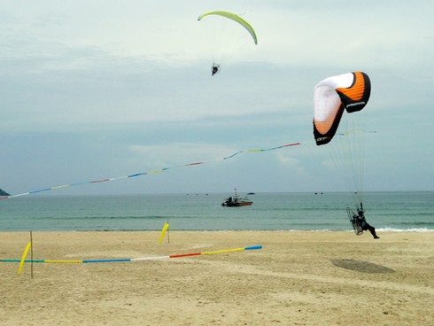 Thán phục với màn biểu diễn dù bay cặp đôi!