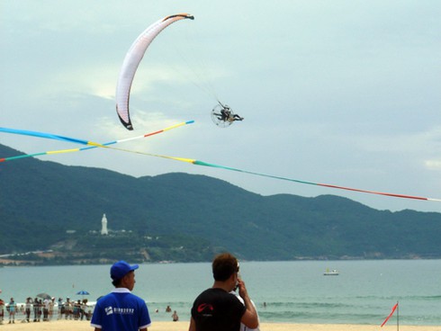 Thán phục với màn biểu diễn dù bay cặp đôi!