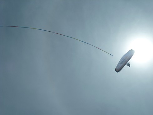 Thán phục với màn biểu diễn dù bay cặp đôi!