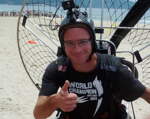 Mathieu Rouanet (Pháp) chiến thắng cuộc thi dù bay quốc tế 2012