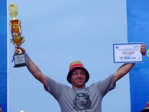 Mathieu Rouanet (Pháp) chiến thắng cuộc thi dù bay quốc tế 2012