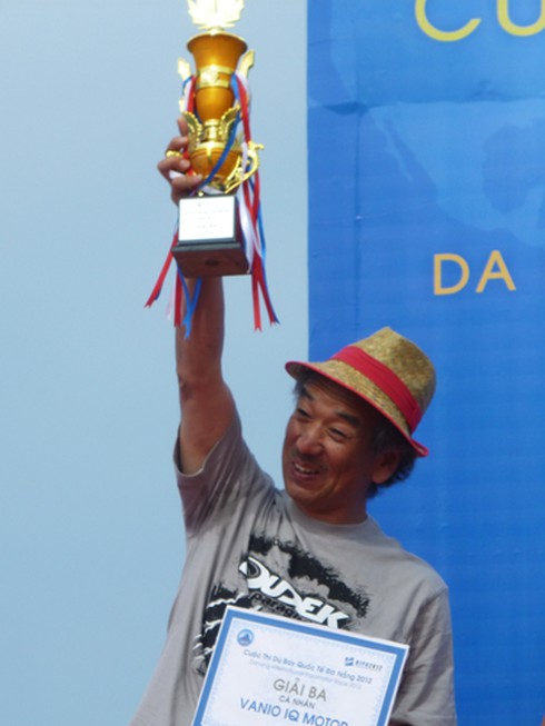 Mathieu Rouanet (Pháp) chiến thắng cuộc thi dù bay quốc tế 2012