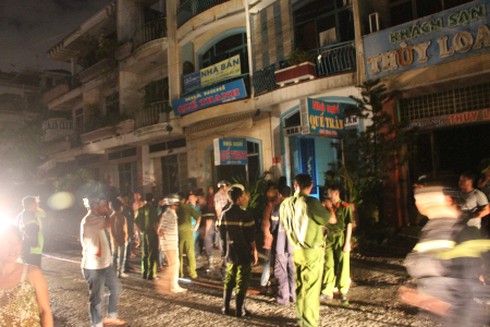 Nhà nghỉ bốc cháy, khách cuống cuồng tháo chạy