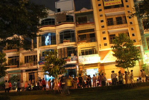 Nhà nghỉ bốc cháy, khách cuống cuồng tháo chạy